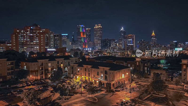 亚特兰大，乔治亚州的夜景。城市的对比-照明富裕的建筑物天际线与市中心的摩天大楼。无人机的观点