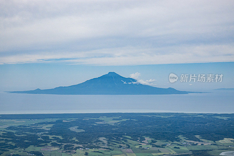 日本北海道Teshio地区，北海道Sarobetsu平原上看到的利尻富士和美丽的沼泽地风景