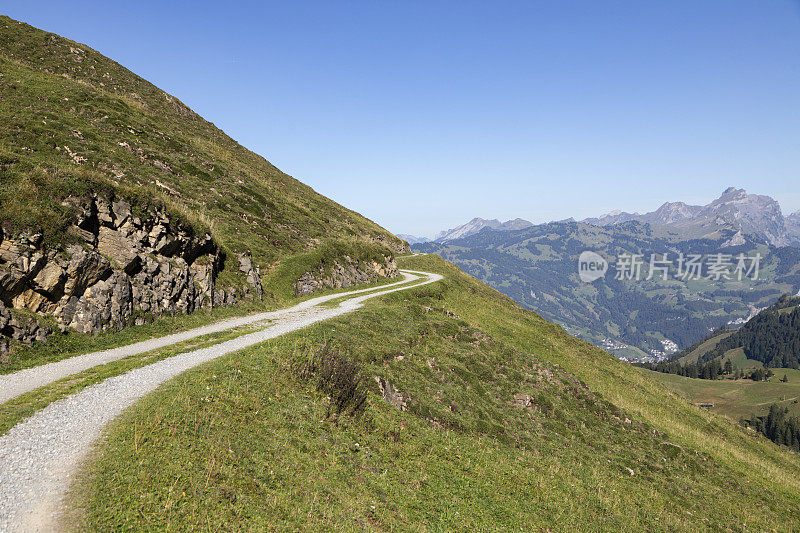 斯图斯村的高山上的土路