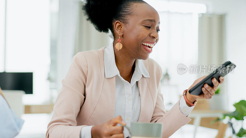 快乐、欢笑的黑人女性在办公室拿着手机，在喝咖啡休息时发社交媒体、短信或表情包。智能手机，漫画或非洲女企业家在网上喝茶，开玩笑，聊天或gif交流