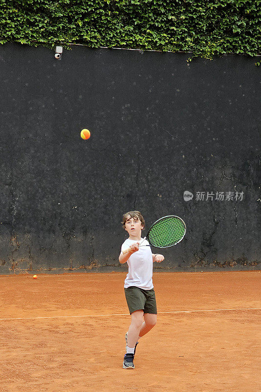 8岁的孩子在打网球