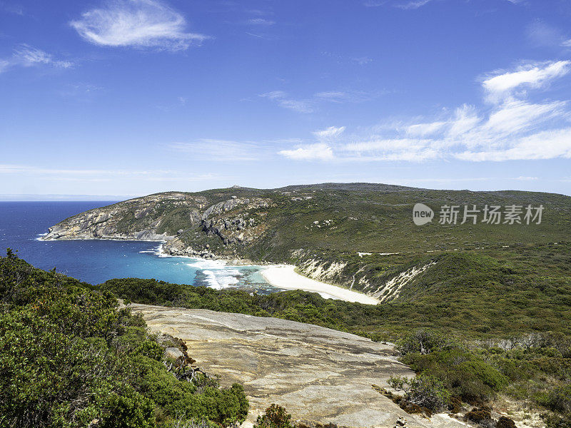 岩石海岸线上的徒步小径