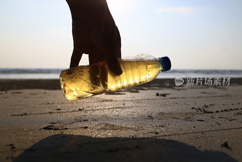 塑料水瓶污染海滩环境概念，塑料水瓶在海滩上乱扔，给地球造成生态灾难