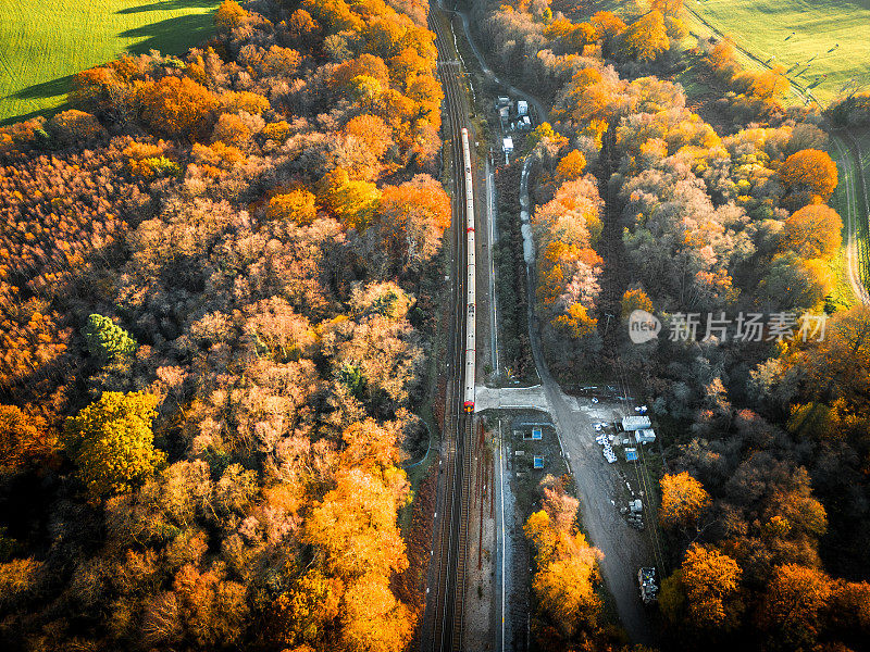 鸟瞰图通勤火车穿过乡村秋景