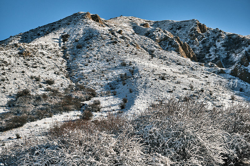 降雪后的冬季山景