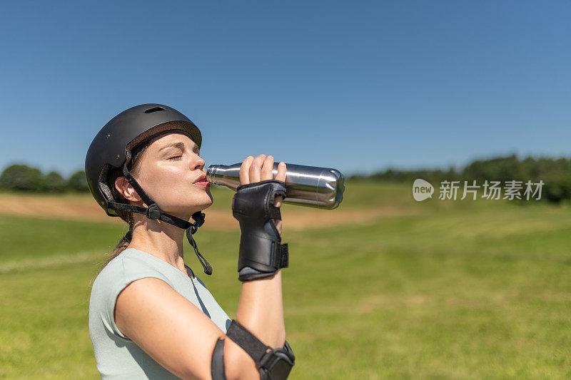 女运动员喝水解渴。