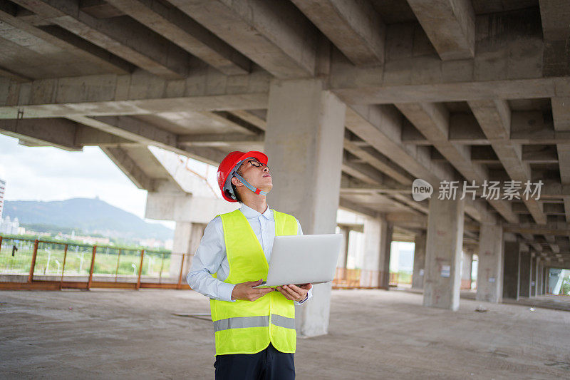 手持电脑的建筑工人