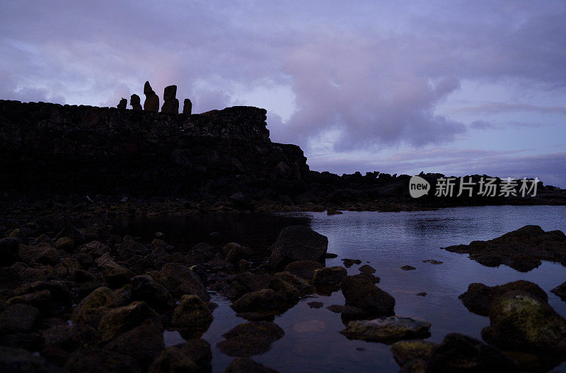 智利复活节岛莫阿岛的黄昏。