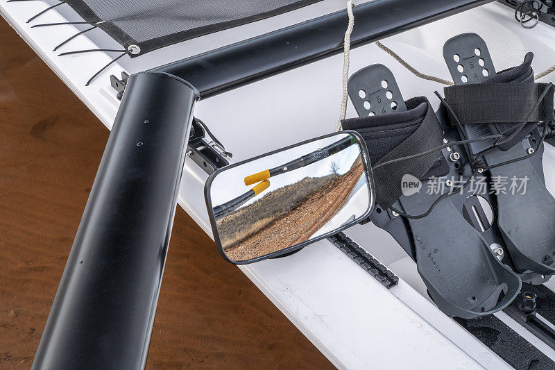 海岸划艇外壳的细节与双桨桨，脚担架和镜子