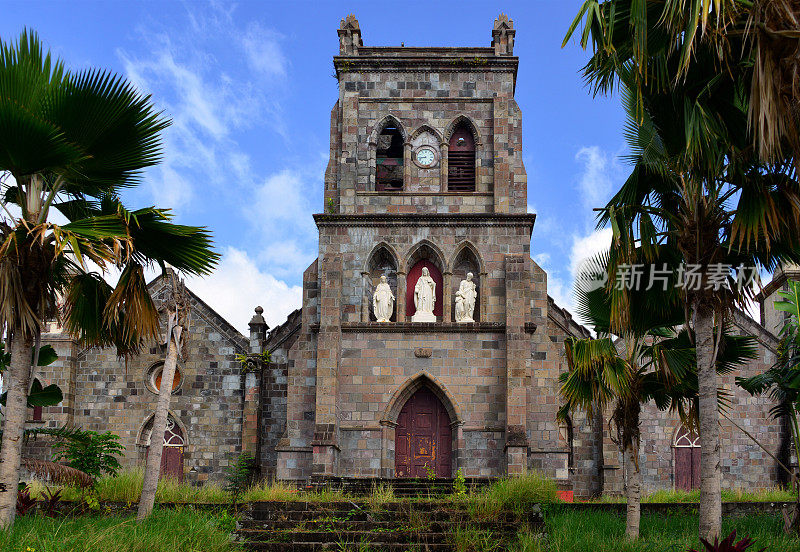 罗索大教堂(天主教)-栅栏和棕榈树，罗索，多米尼加