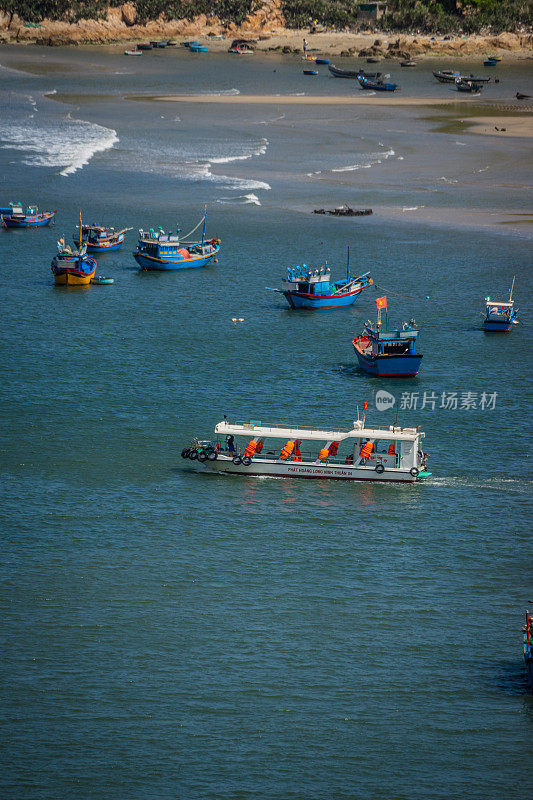 一艘载着乘客的游船正在平永航行