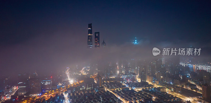 无人机视角下的上海地标，中国，雾中的上海
