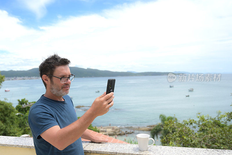 一个人在海边看他的手机