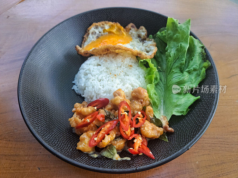 美味酪乳鸡饭，单面朝天，辣椒碎，盐和生菜。食品菜单。