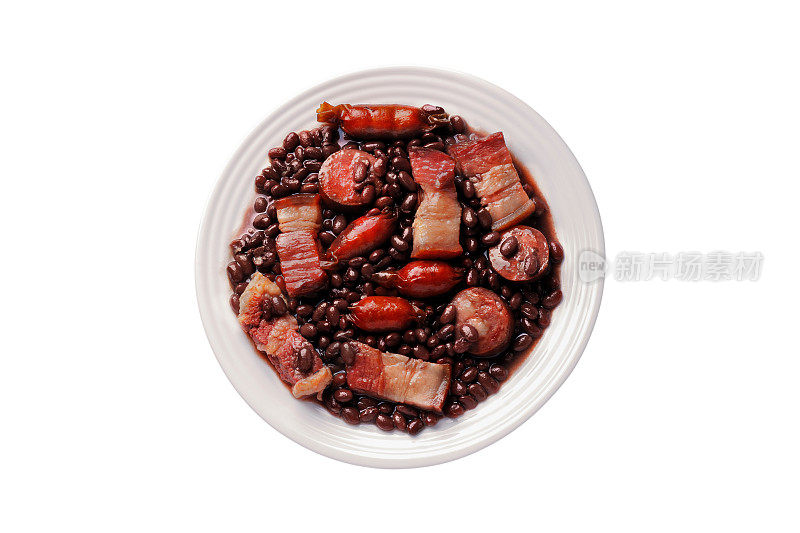巴西feijoada，巴西菜的传统食物，在陶瓷盘子孤立的白色背景