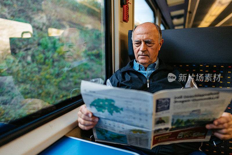 瑞士一位老人在火车上看报纸