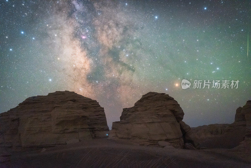 中国新疆哈密雅丹星空与银河