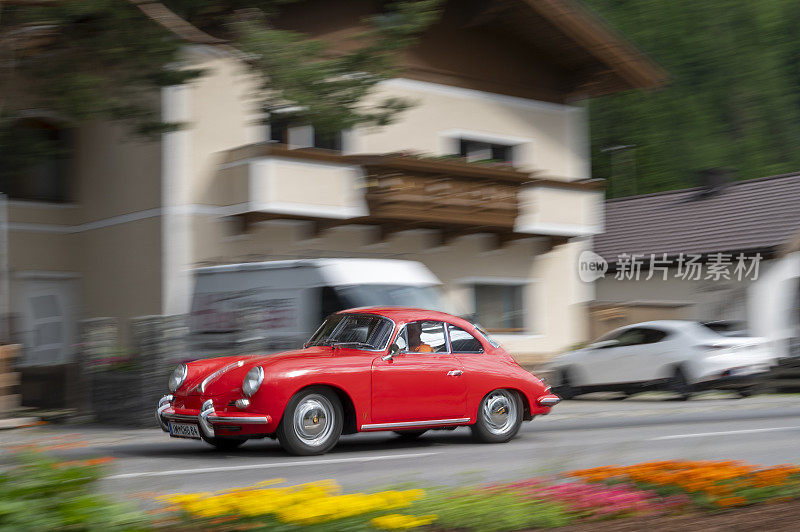 保时捷356经典跑车行驶在阿尔卑斯山