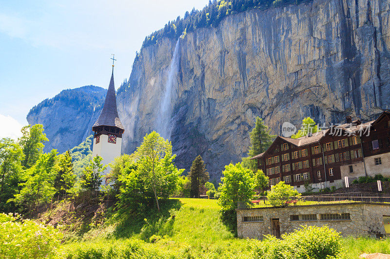瑞士伯尔尼高地的Lauterbrunnen村，有著名的教堂和Staubbach瀑布