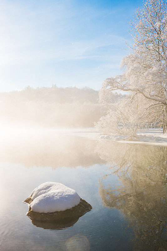 瑞典Mölndal河上的冬日晨雾和白雪覆盖的岩石