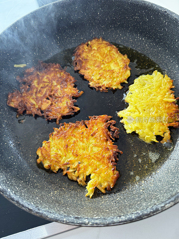 炸油饼或土豆煎饼