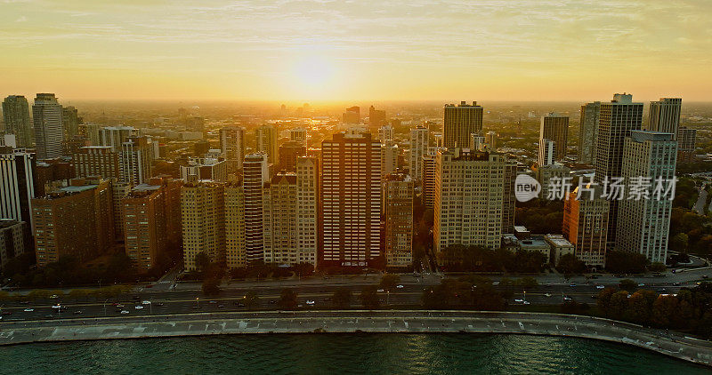 日落时分，芝加哥黄金海岸摩天大楼的航拍照片