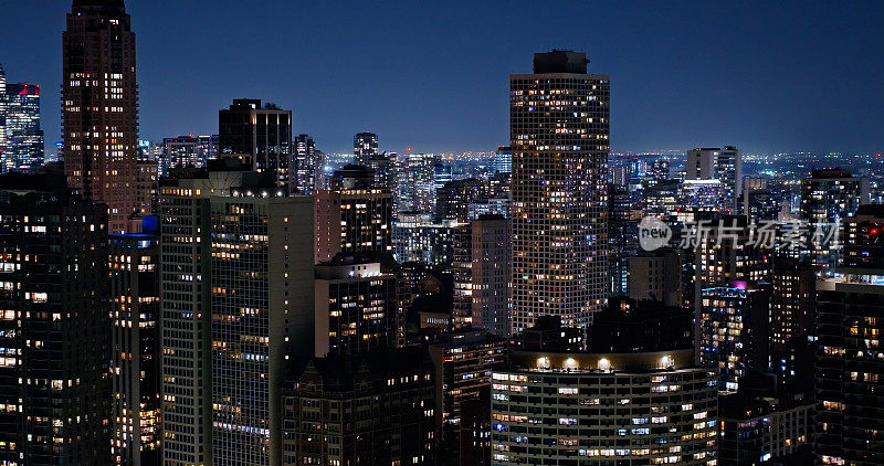 摩天大楼在芝加哥，伊利诺伊州在晴朗的夜晚-空中