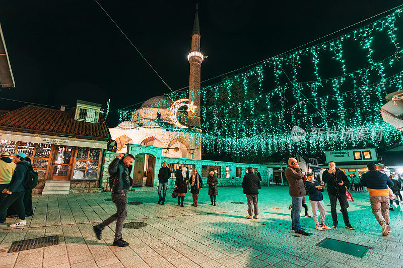 巴斯卡斯贾清真寺的尖塔灯火通明，在这座历史悠久的城市上投下迷人的光芒，反映了它丰富的伊斯兰遗产。