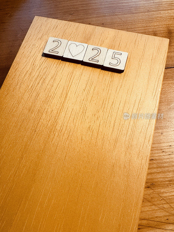 2025年在一个看起来像书的木块上
