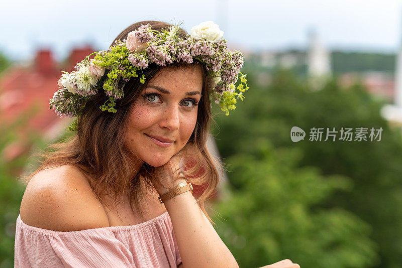 在瑞典的仲夏，一个妇女戴着自制的花冠