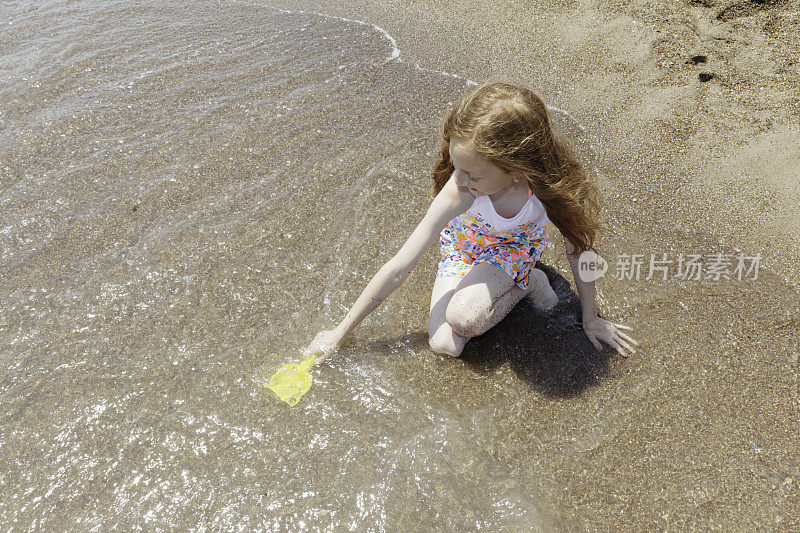 从海里取水的女孩