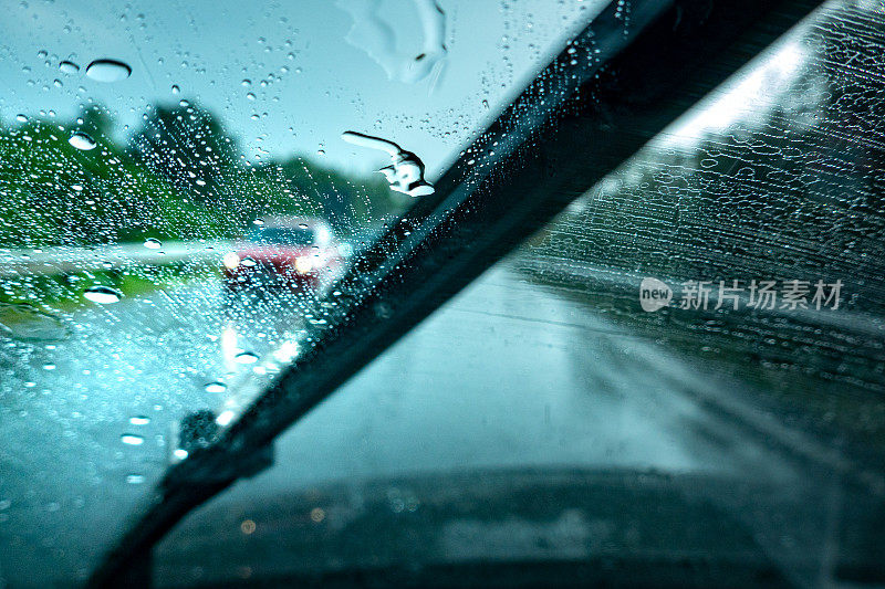 下着大雨的高速公路上的雨刷还好吗?