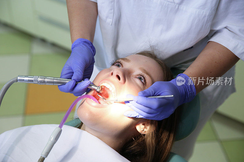 年轻女子正在牙科诊所接受牙科治疗