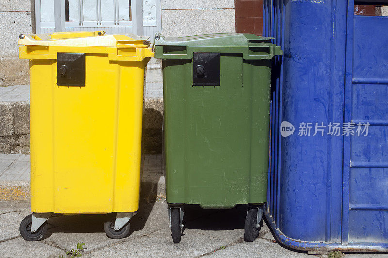 可回收的彩色垃圾桶。