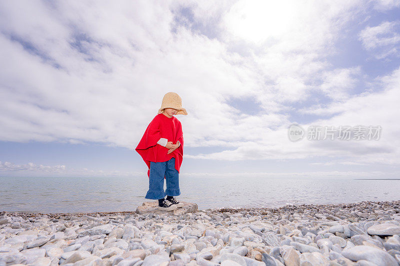 一个小女孩在湖边玩耍