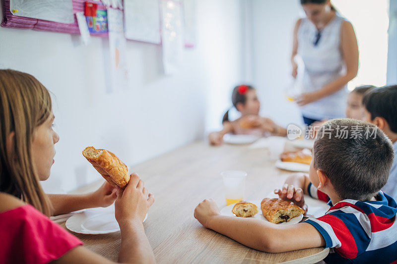 孩子们一起吃午餐