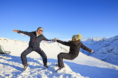 业余冬季运动高山滑雪。朋友女人和男人滑雪者享受在阳光明媚的滑雪场。高山雪景。阿尔卑斯山，欧洲，意大利。