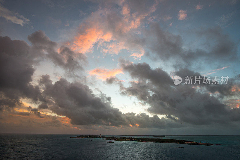 海上戏剧性的多云天空-加勒比海小岛上五颜六色的天空