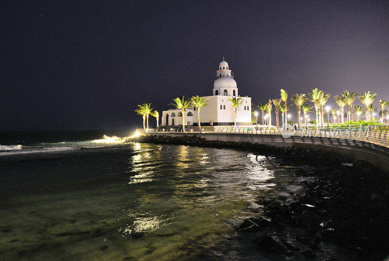 沙特阿拉伯麦加地区吉达海湾夜晚的清真寺