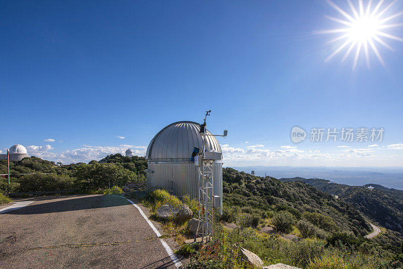 亚利桑那州图森附近基特峰上的望远镜