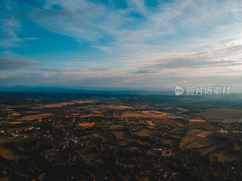 无人机拍摄的美丽乡村田野景观