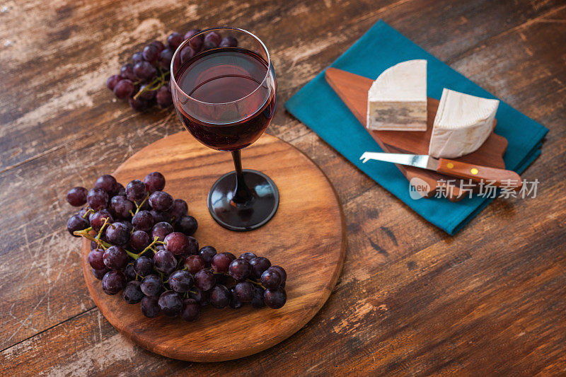 蓝奶酪片配新鲜葡萄和一杯红酒