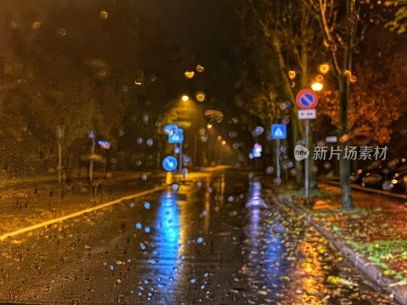 在下雨的夜里开车