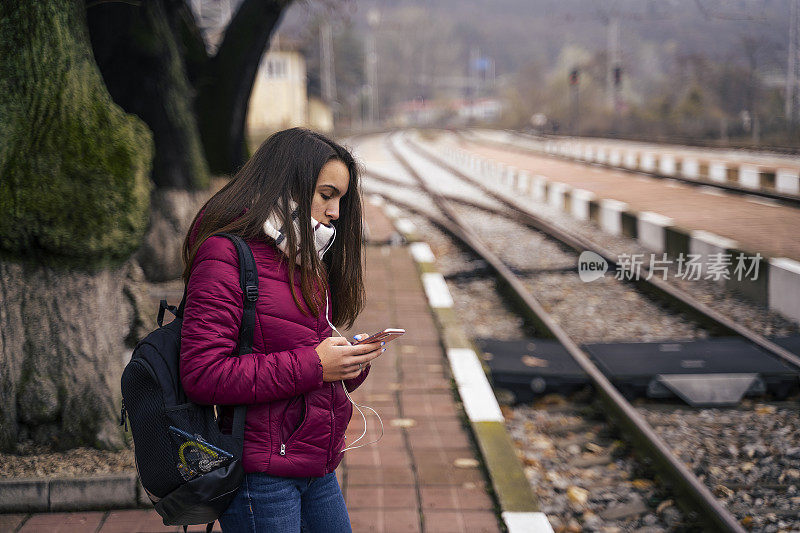 青少年的精神。美丽的少女在她的智能手机后一个漫长的学校一天…