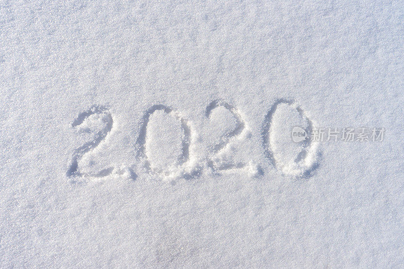 文字2020写在白雪皑皑的阳光冬日。圣诞快乐，恭贺新禧。寒假的概念