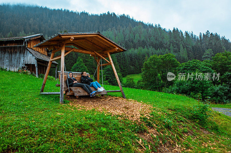 两个女性徒步旅行者在高山乡村