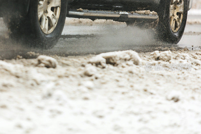 在冰雪潮湿的道路上驾驶美国西部冬季旅行系列