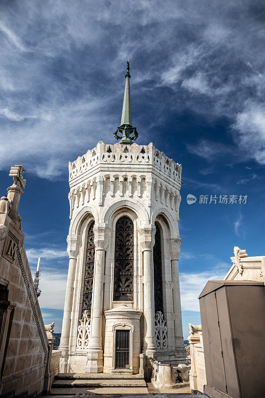 从屋顶上俯瞰法国里昂市福维耶圣母院的四个美丽钟楼之一的尖塔