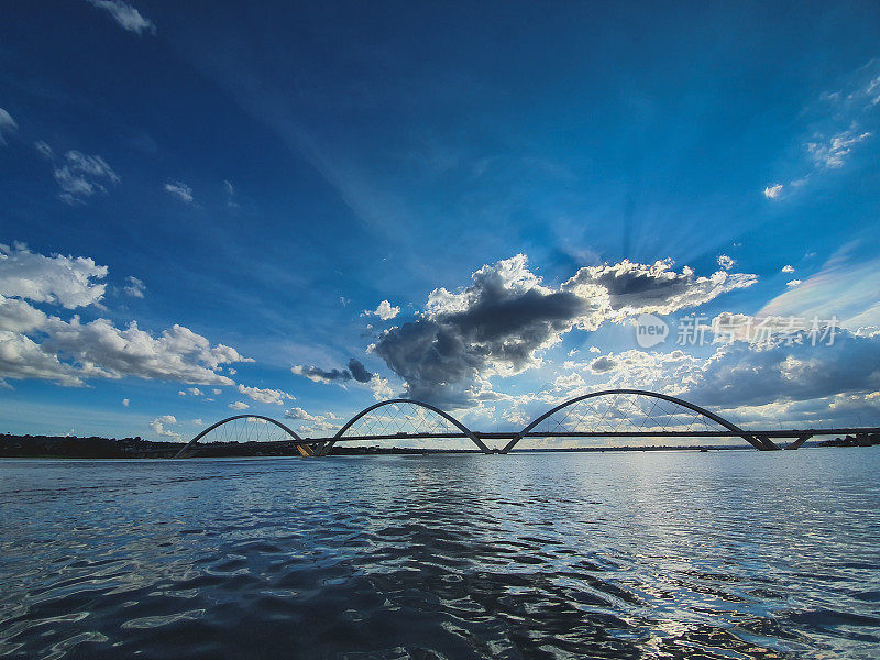 偏执狂湖Brasília。背景是一座著名的桥。