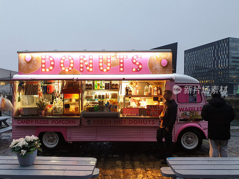 在英国利物浦的艾伯特码头，粉红色的食品卡车提供甜甜圈和华夫饼